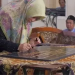 Proses penandatangan oleh umik Hj. Sringatin