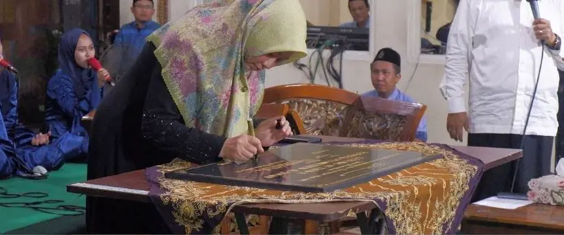 Proses penandatangan oleh umik Hj. Sringatin