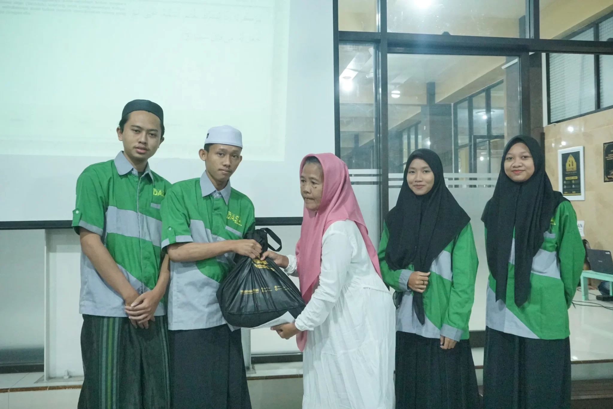 Penyerahan Reward dari Dasa Untuk Warga