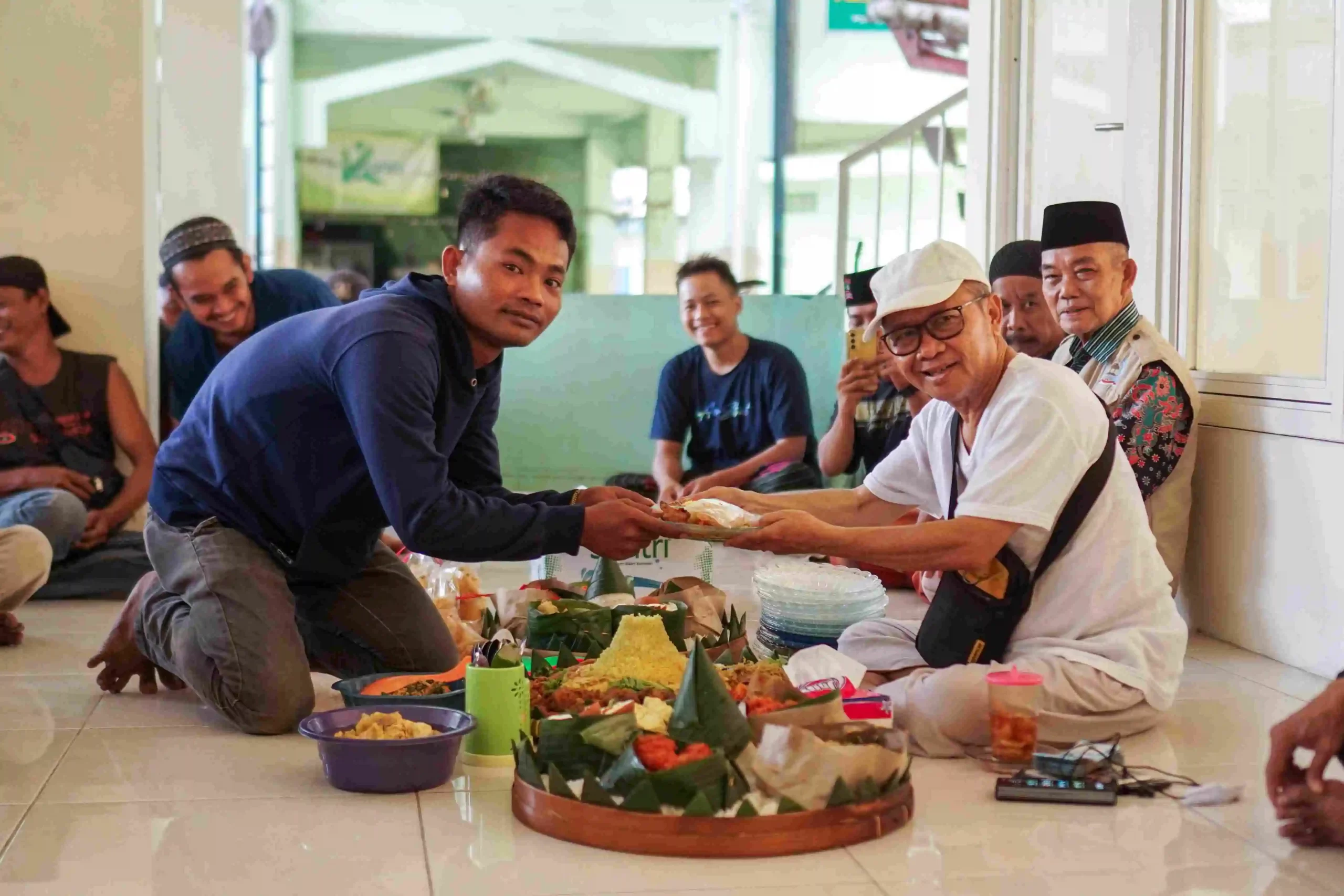 SIMBOL SYUKUR, TUMPENG DIPOTONG DALAM RANGKA PENGECORAN GEDUNG WALISONGO