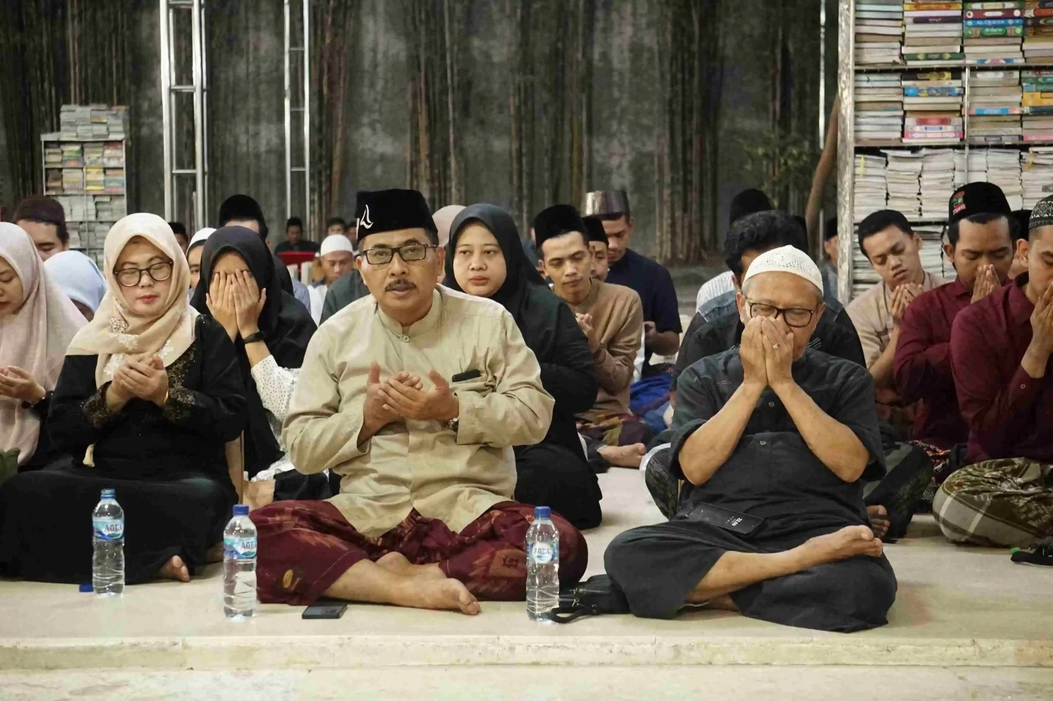 YASINAN DAN DO’A BERSAMA DI MAKAM SUNAN AMPEL: DO’AKAN PARA DONATUR AL-JIHAD SURABAYA