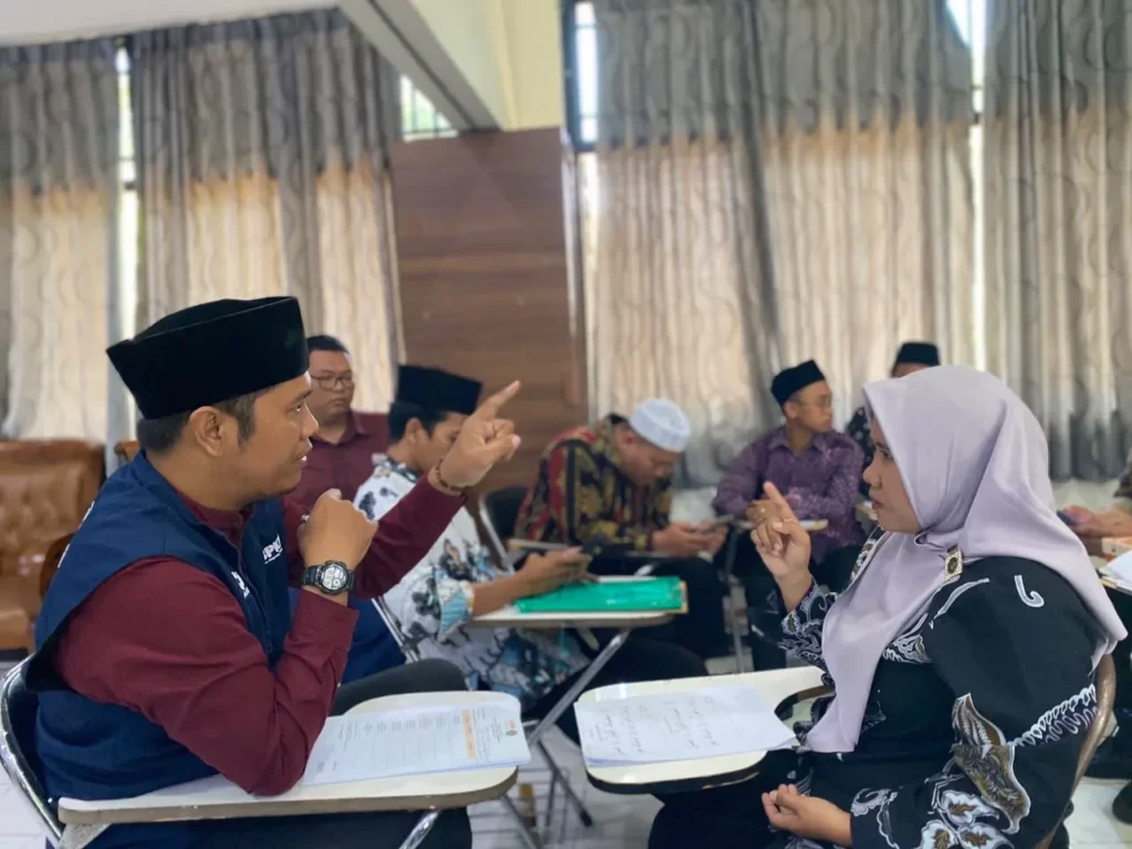 Mengal-Qurankan Masyarakat, Memasyarakatkan Al-Qur’an
