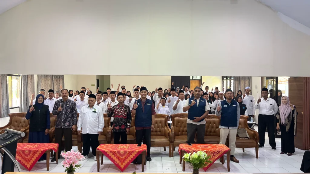 Mengal-Qurankan Masyarakat, Memasyarakatkan Al-Qur’an